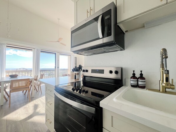 Fridge, microwave, oven, stovetop