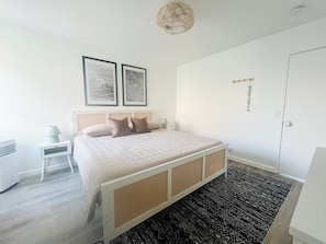 3 bedrooms, desk, iron/ironing board, travel crib