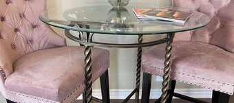 Elegant 2 bdrm Home w/King Bed & free parking