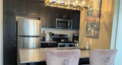 Elegant 2 bdrm Home w/King Bed & free parking