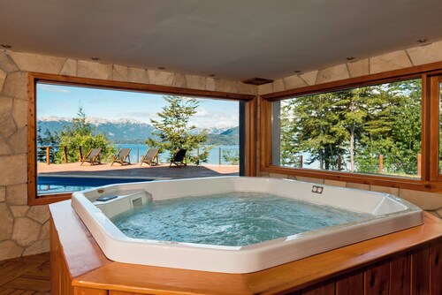 Tremendous 8-bedroom bed & breakfast in Villa La Angostura.   Vistas al lago.