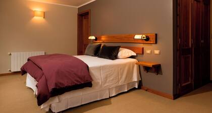 Tremendous 8-bedroom bed & breakfast in Villa La Angostura. Vistas al lago.