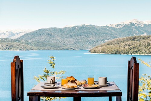 Tremendous 8-bedroom bed & breakfast in Villa La Angostura.   Vistas al lago.