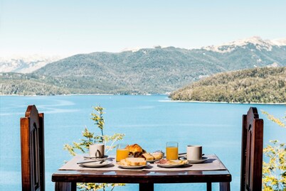 Tremendous 8-bedroom bed & breakfast in Villa La Angostura.   Vistas al lago.