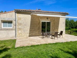 Outdoor dining - Domaine des Anes - Gîte des Mûriers (Tugéras-Saint-Maurice)