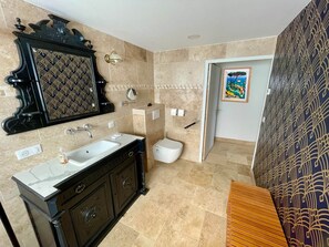 A bathroom with a double sink vanity, a toilet, and a shower area. - Domaine des Anes - Gîte des Mûriers (Tugéras-Saint-Maurice)