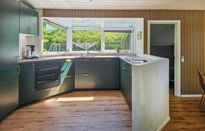 Refrigerador, parrilla de estufa, lavavajillas y cafetera y tetera 