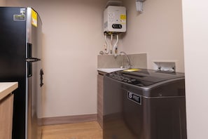 Refrigerador, microondas, cafetera y tetera y utensilios de cocina 