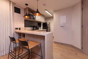 Refrigerador, microondas, cafetera y tetera y utensilios de cocina 