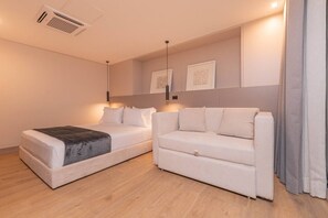 مكواة/لوح كي وسرير سفر وواي فاي وملاءات أسرّة