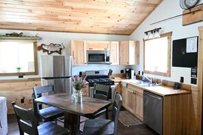 Fridge, microwave, oven, stovetop - Cozy Riverfront Fish Cabin (Paris)