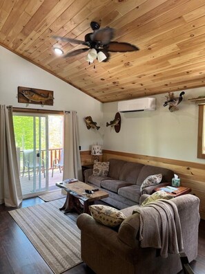 Smart TV, books - Cozy Riverfront Fish Cabin (Paris)