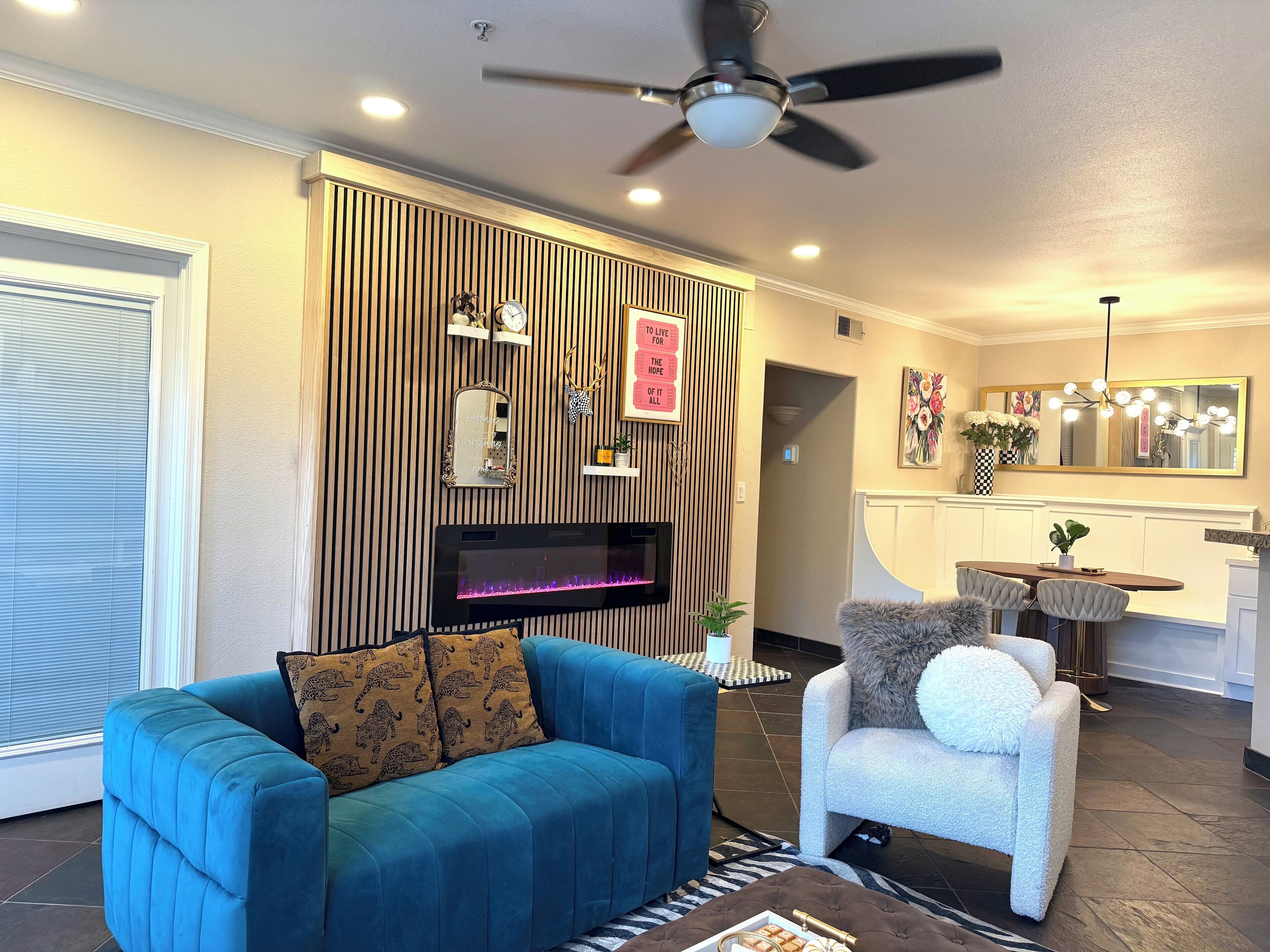 Televisión y chimenea 