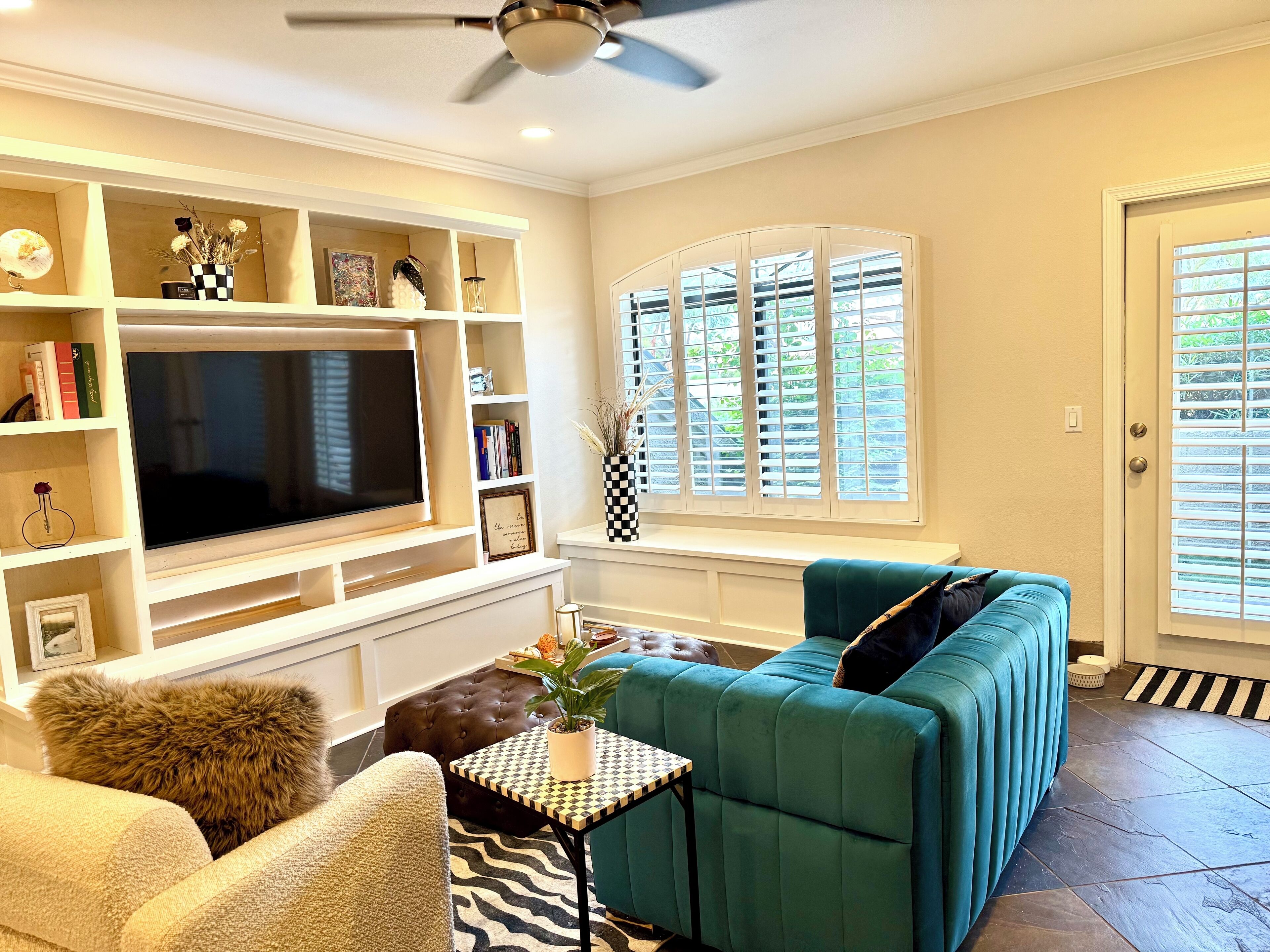 Télévision, cheminée