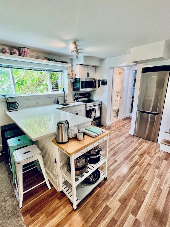 Microwave, oven, stovetop, dishwasher - Quiet and bright garden suite in North Van near nature, shops and transit. (North Vancouver)