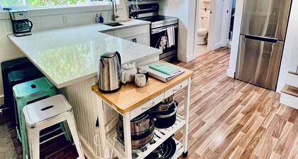 Quiet and bright garden suite in North Van near nature, shops and transit.