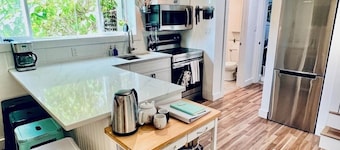 Quiet and bright garden suite in North Van near nature, shops and transit.