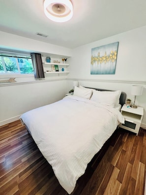 2 bedrooms, iron/ironing board, Internet, bed sheets - Quiet and bright garden suite in North Van near nature, shops and transit. (North Vancouver)