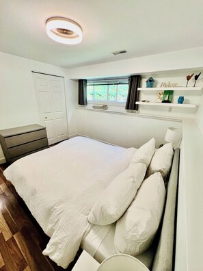 2 bedrooms, iron/ironing board, internet, bed sheets