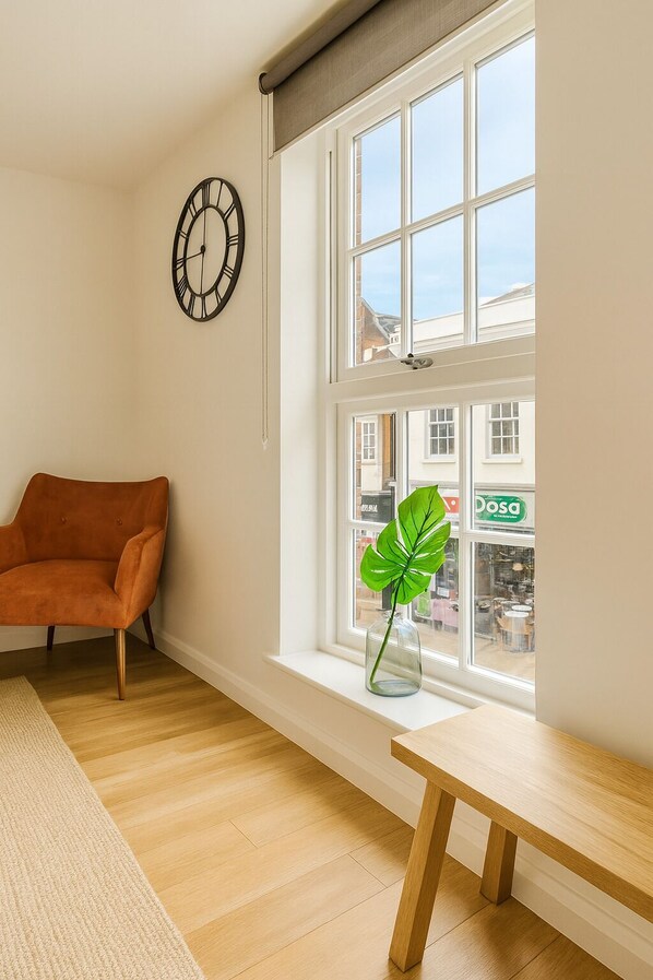 Interior - Stylish Central Windsor 2 Bed, Free Parking, 300m to Castle! (Windsor)