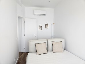 3 عدّة غرف نوم ومكواة/لوح كي وواي فاي وملاءات أسرّة