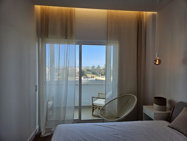 3 عدّة غرف نوم ومكواة/لوح كي وواي فاي وملاءات أسرّة