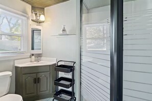 Shower, hair dryer, towels, soap - Lovely house in Tarrytown (Tarrytown)