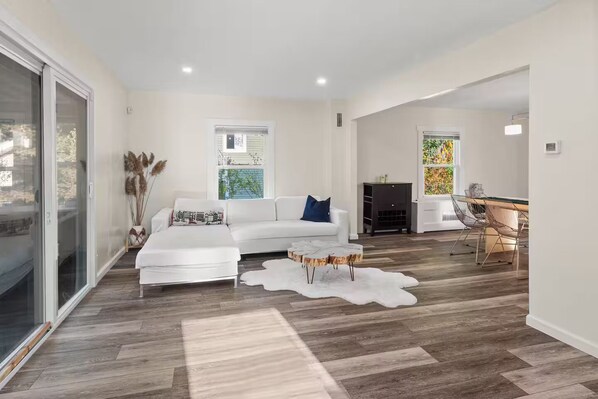 Una Smart TV, una chimenea, libros