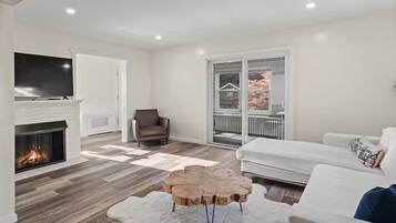 Smart-TV, peis og bøker