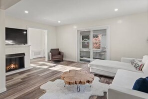 Smart-TV, Kamin, Bücher