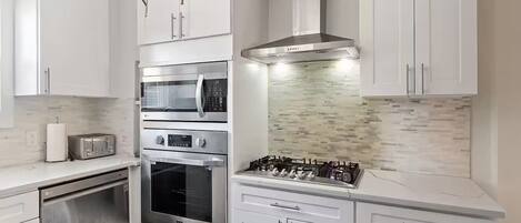 Refrigerador, microondas, horno y parrilla de estufa