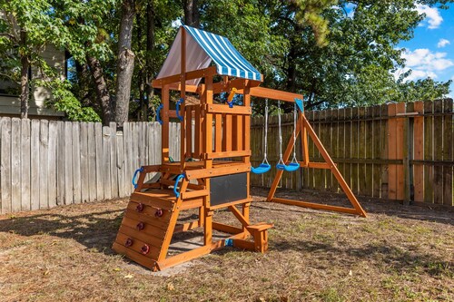 Spacious Humble Retreat - Near IAH & Lake Houston, Sleeps 9