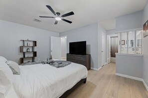 3 bedrooms, desk, iron/ironing board, travel cot