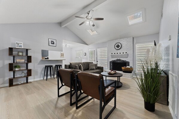 Una televisión, una chimenea