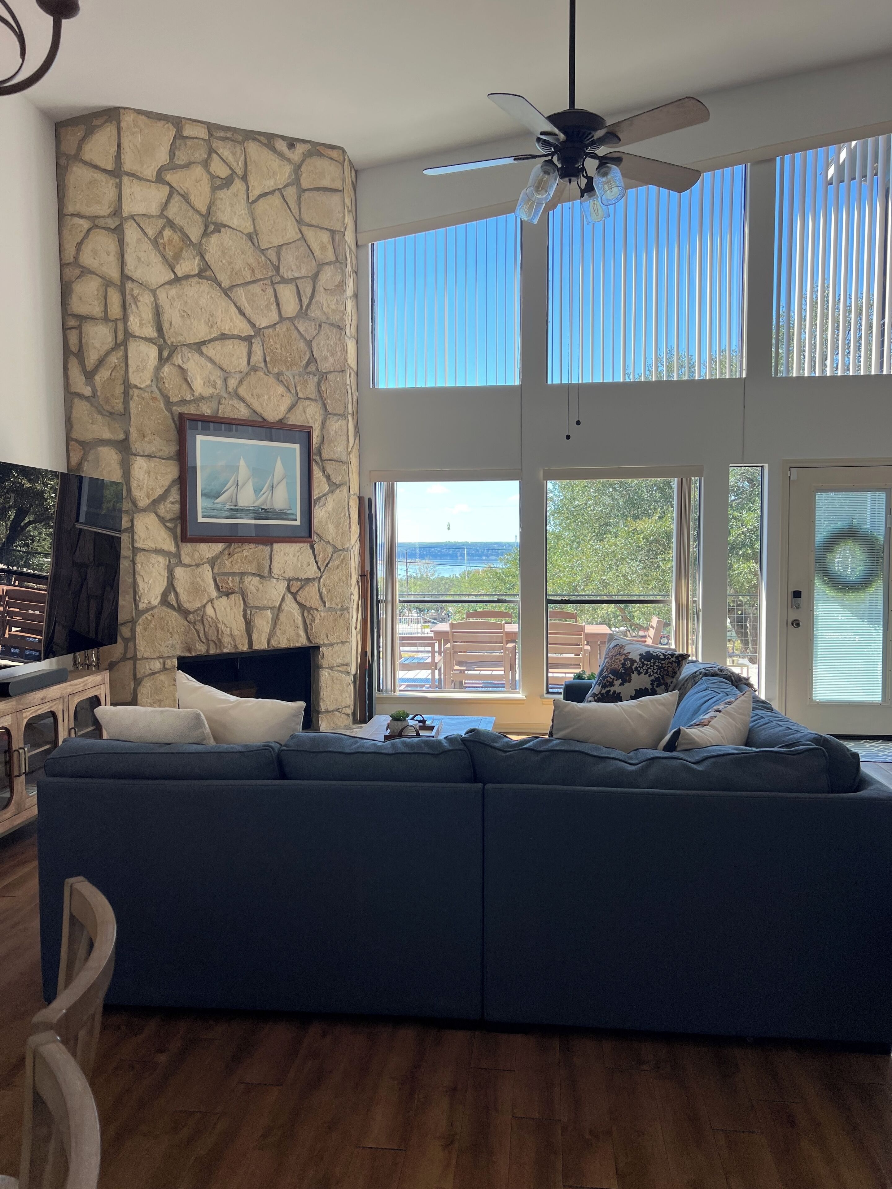 Smart TV, fireplace, books, stereo