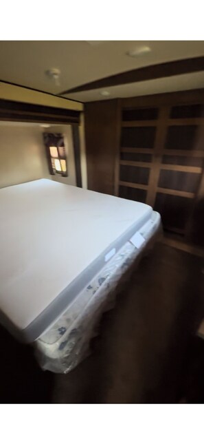 1 bedroom, bed sheets