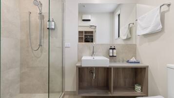 標準雙人房 | 浴室 | 淋浴設備、風筒、提供毛巾、番梘