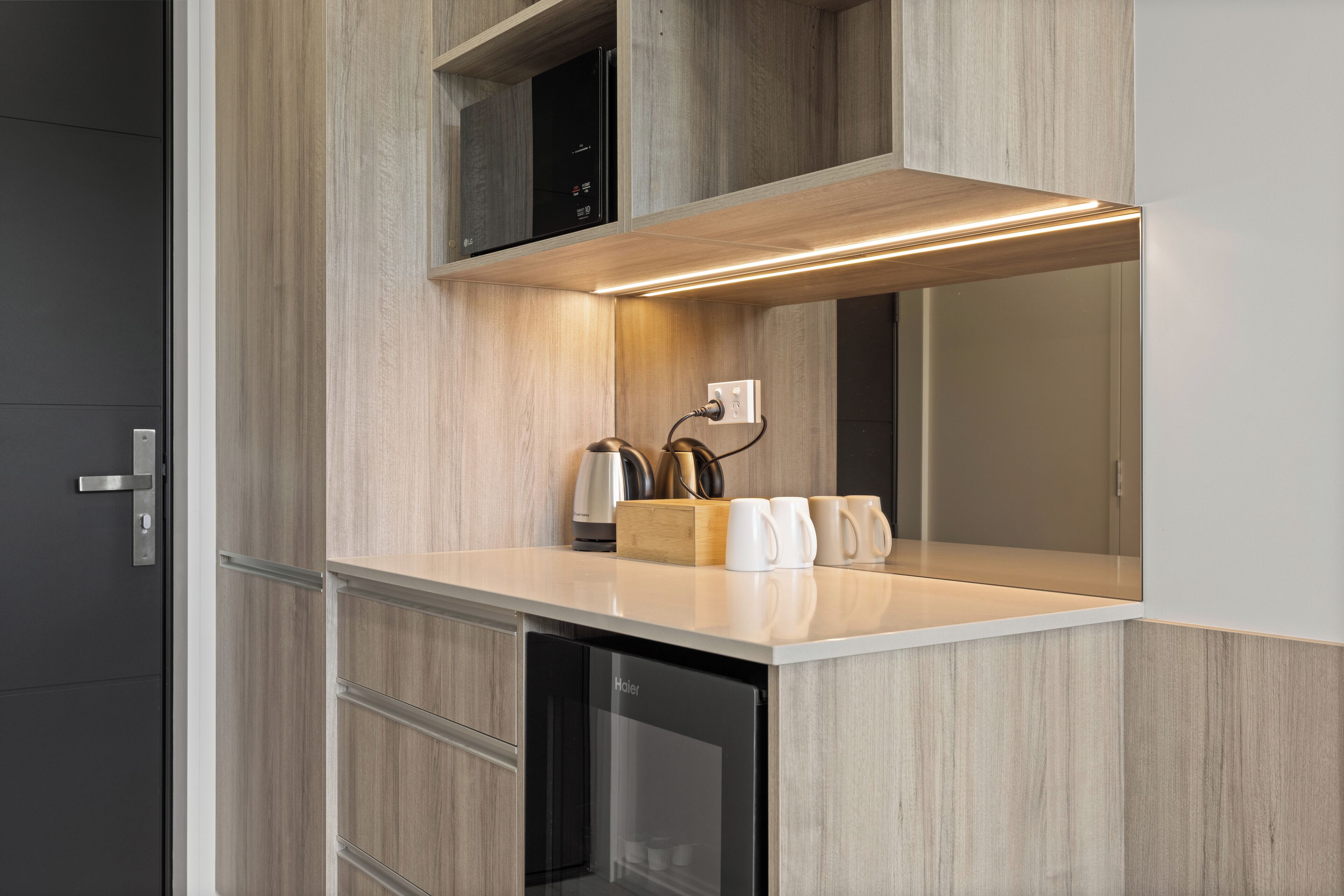 Deluxe Double Room | Private kitchen | Mini-fridge, microwave