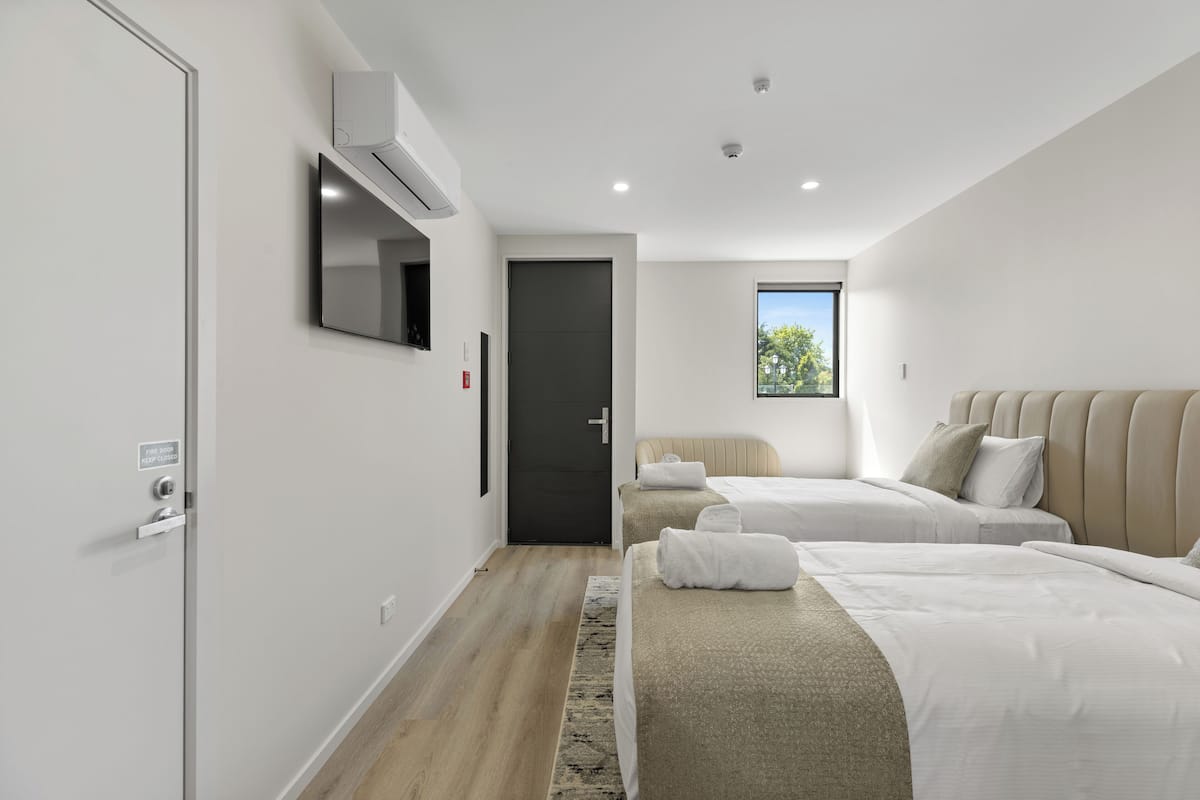 Chambre Double, 1 trÚs grand lit, salle de bains privée, rez-de-chaussée