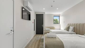 Double Room, 1 King Bed, Private Bathroom, Ground Floor | In-room safe, soundproofing, iron/ironing board, free WiFi