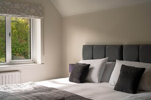 5 bedrooms, iron/ironing board, WiFi, bed sheets