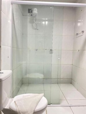 Economy Double or Twin Room | Bathroom | Shower, towels, toilet paper - Por do Sol Praia Hotel (Fortaleza)