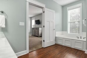 Séchoir à cheveux, serviettes fournies, savon, papier de toilette