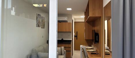 1 habitación, tabla de planchar con plancha y ropa de cama