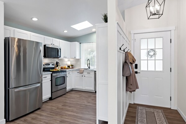 ثلاجة، ميكروويف، فرن، موقد طهي مسطح