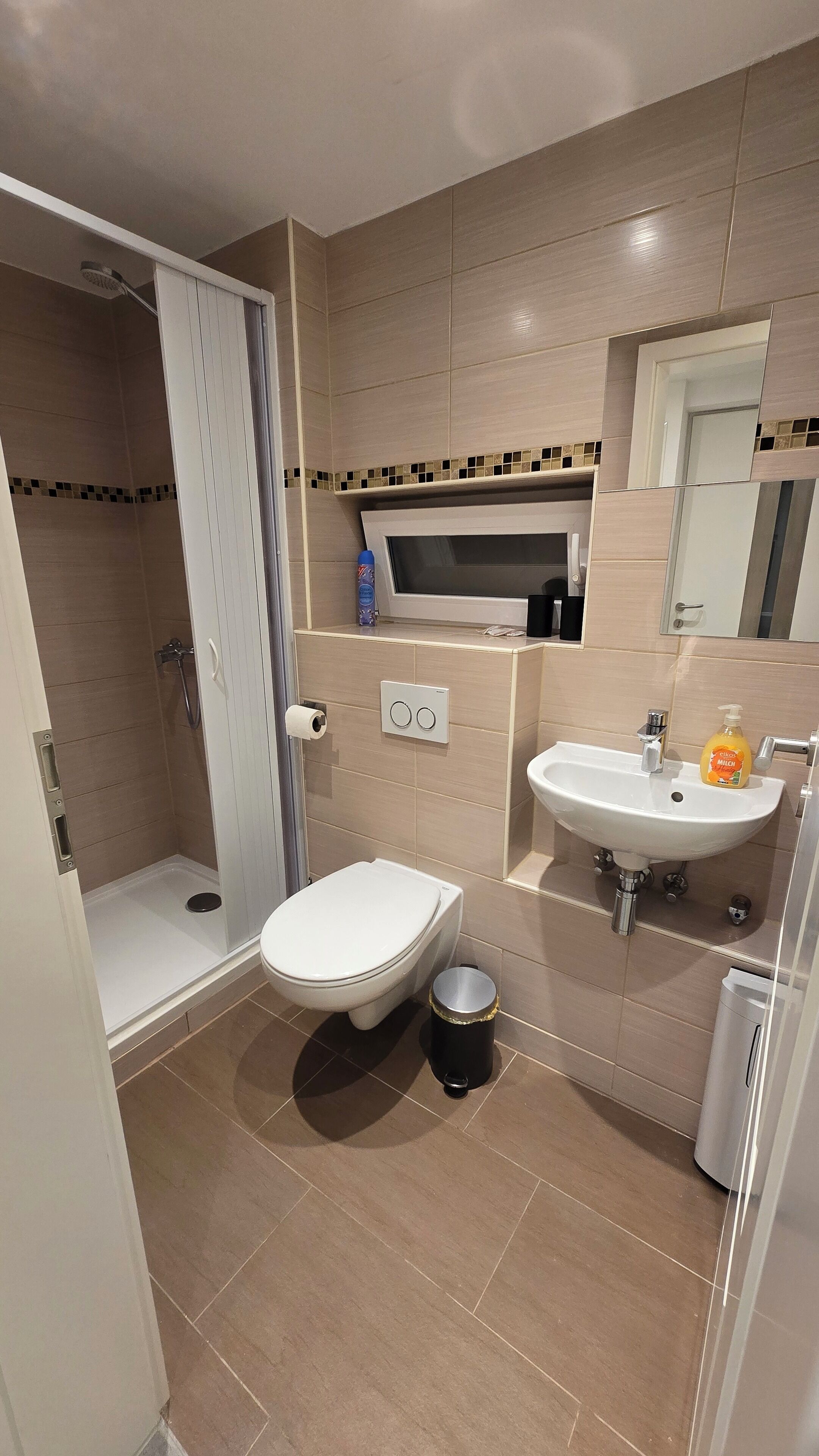 Dusche, Haartrockner, Handtücher, Seife