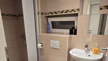 Ducha, secador de pelo, toallas y jabón