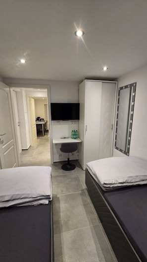 1 dormitorio, tabla de planchar con plancha, wifi y ropa de cama