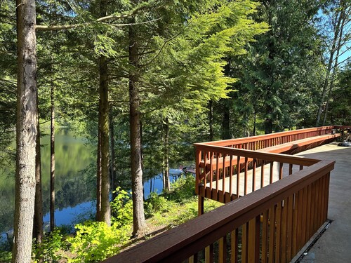 Cozy 3-bedroom lakeside chalet near Enumclaw