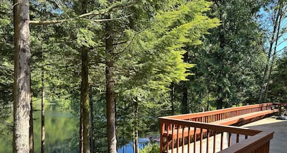 Cozy 3-bedroom lakeside chalet near Enumclaw